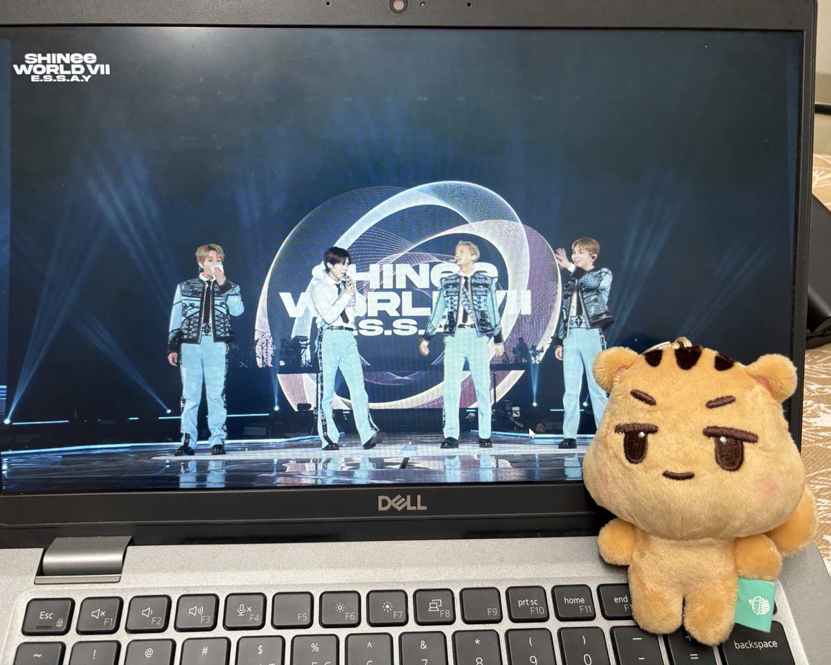 BlingMing02's tweet photo. Forever SHINee! Happy 525 💎💎💎💎💎

Thank you! @lm____drpsy for this <33

#SHINee #샤이니
#SHINeeWORLDVII_ESSAY
#EveryStageShinesAroundYou
#샤이니월드7 #에세이 https://t.co/69UIlJ4Eyn