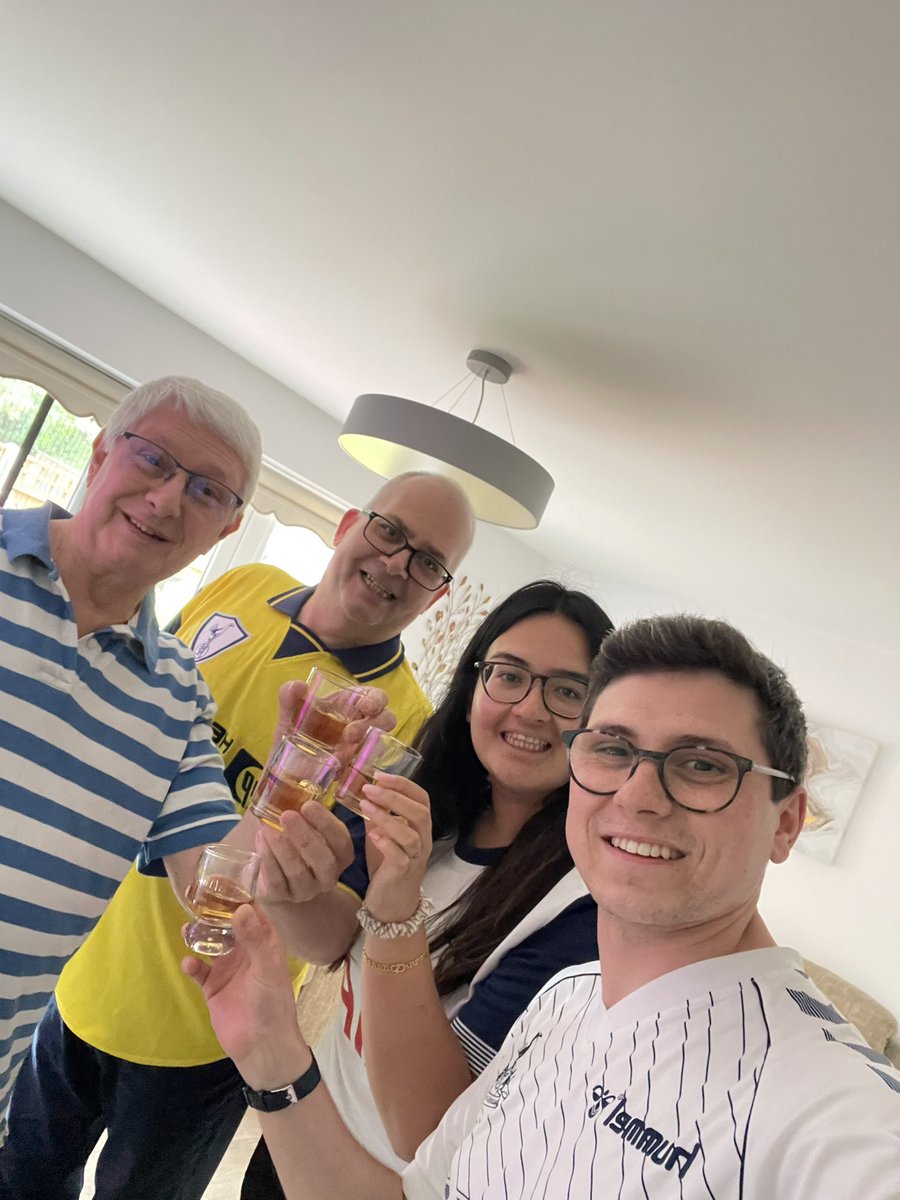 dlyons24's tweet image. My dad’s 60th birthday present. A bottle of Malt Whisky, which we said we’d open when we win a trophy. As we approach his 70th, it’s finally open. Up the spurs @SpursOfficial