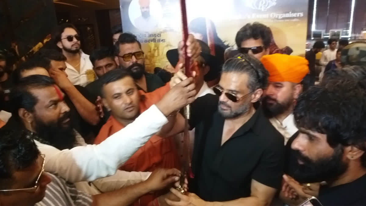 ETVBharatRJ's tweet photo. 'केसरी वीर' के प्रमोशन पर बोले सुनील शेट्टी, 'भक्त' चाहे देश का हो या शिव का, उससे ताकतवर इंसान कोई नहीं'
https://t.co/J1ExCg69qH
#kesariveerincinemas #kesariveertrailer #SunielShetty #Jaipur #Devotee #PowerfulMan https://t.co/WKytycxuJa