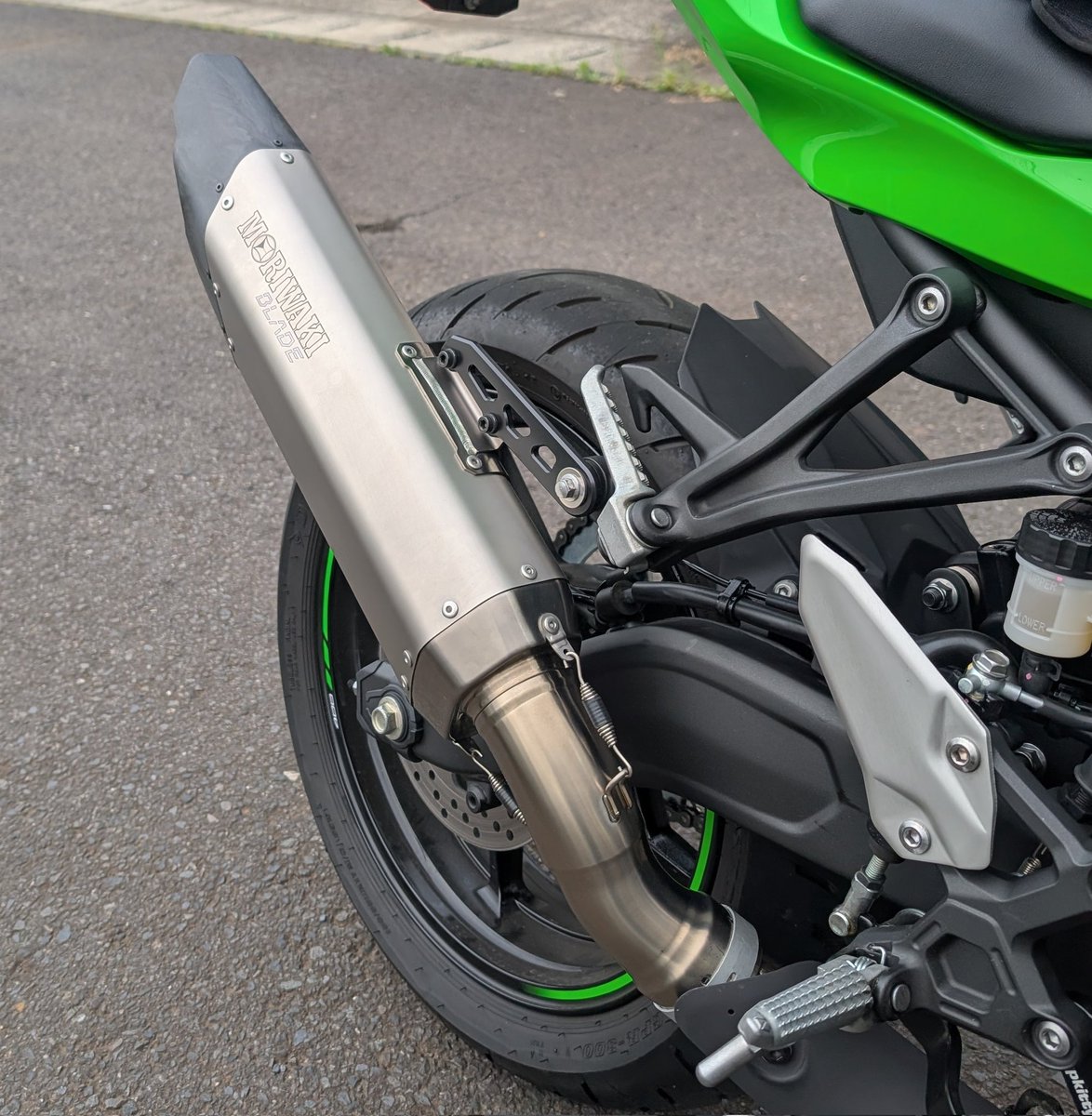 R51_ZX4RR's tweet photo. #Kawasaki
#zx4r
#zx4rr
モリワキのブレードに交換しました。
斬新デザイン！車検対応なので、音量は控えめ。
中間パイプ差し込みは60.5ミリ？かな？ほかのサイレンサーも簡単に交換できそうです。 https://t.co/EwN5vz2Maj
