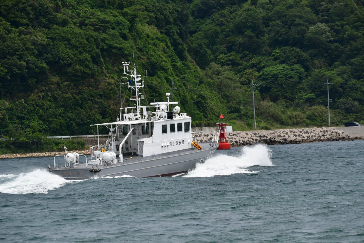 megoo5418's tweet photo. 駆け抜ける🌊巡視艇やえざくら🚢

#巡視艇やえざくら　#巡視艇　#巡視船　#やえざくら　#八管区　#境海上保安部 #CL110 #境港　#境水道　#美保関　#海上保安庁 https://t.co/6h4PgVJupl