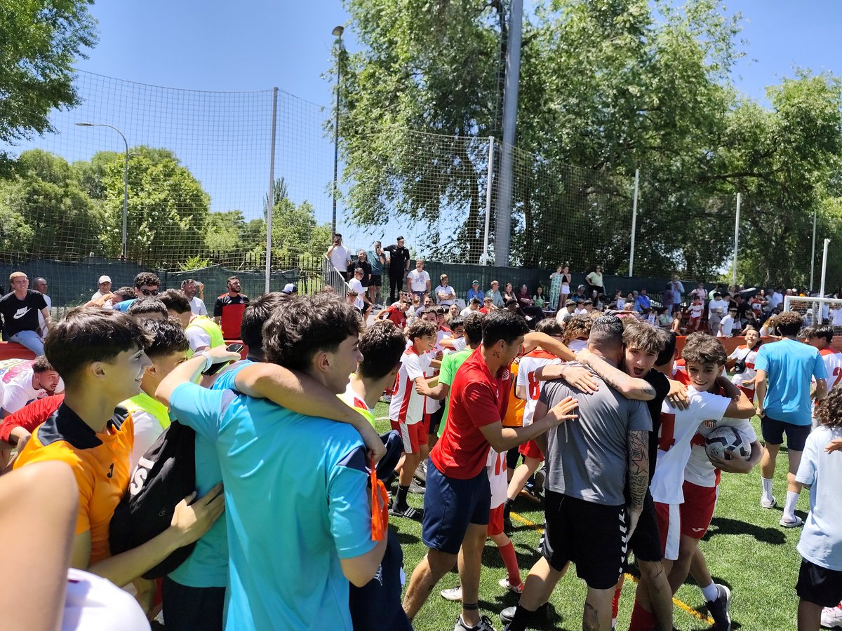 ADComplutense's tweet photo. Cuando la metes en el 97 y te quedas a un punto del ascenso... 🤯

Y si, definitivamente, ¡¡nos hemos vuelto LOCOS!! 🫨

@ADComplutense 2️⃣-1️⃣ @perisocf

¡¡ESTO ES EL FERIAL!! 🫵🏼
¡¡JUNTOS SOMOS IMPARABLES!! 💪🏼

#VamosConTodo 👊🏼
#VamosComplu
🤍♥️ https://t.co/my6vdAtcRV