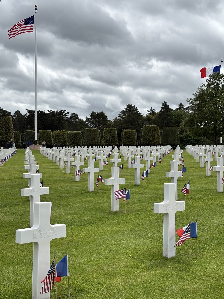 #MemorialDay at the 
#NormandyAmericanCemetery .

#NeverForget
