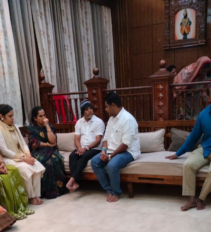 IYCMaha's tweet photo. महिला अत्याचार आणि हुंडाबळीच्या विरोधात युवक काँग्रेसचा एल्गार ! 

कै. वैष्णवीताई हगवणे-कसपटे यांच्या निवासस्थानी भेट देऊन त्यांना युवक काँग्रेसतर्फे श्रद्धांजली वाहण्यात आली. 

महाराष्ट्र प्रदेश युवक काँग्रेस या घटनेचा तीव्र निषेध करत असून, दोषींना कठोरातील कठोर शिक्षा व्हावी आणि पीडित कुटुंबाला न्याय मिळावा यासाठी आम्ही सदैव सोबत आहोत, याची हमी कसपटे कुटुंबियांना युवक काँग्रेस तर्फे पश्चिम महाराष्ट्र प्रभारी ऋत्विक धनवट यांनी दिली. 
या प्रसंगी राष्ट्रीय युवक काँग्रेस सचिव वैष्णवी जी किराड, शहर सचिव विनायक जी रौंदळे उपस्थित होते.

#Pune #VaishnaviHagavne #Maharashtra #MahaYouthCongress