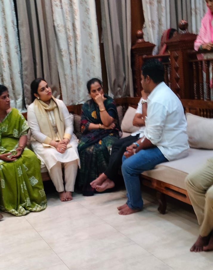 IYCMaha's tweet photo. महिला अत्याचार आणि हुंडाबळीच्या विरोधात युवक काँग्रेसचा एल्गार ! 

कै. वैष्णवीताई हगवणे-कसपटे यांच्या निवासस्थानी भेट देऊन त्यांना युवक काँग्रेसतर्फे श्रद्धांजली वाहण्यात आली. 

महाराष्ट्र प्रदेश युवक काँग्रेस या घटनेचा तीव्र निषेध करत असून, दोषींना कठोरातील कठोर शिक्षा व्हावी आणि पीडित कुटुंबाला न्याय मिळावा यासाठी आम्ही सदैव सोबत आहोत, याची हमी कसपटे कुटुंबियांना युवक काँग्रेस तर्फे पश्चिम महाराष्ट्र प्रभारी ऋत्विक धनवट यांनी दिली. 
या प्रसंगी राष्ट्रीय युवक काँग्रेस सचिव वैष्णवी जी किराड, शहर सचिव विनायक जी रौंदळे उपस्थित होते.

#Pune #VaishnaviHagavne #Maharashtra #MahaYouthCongress