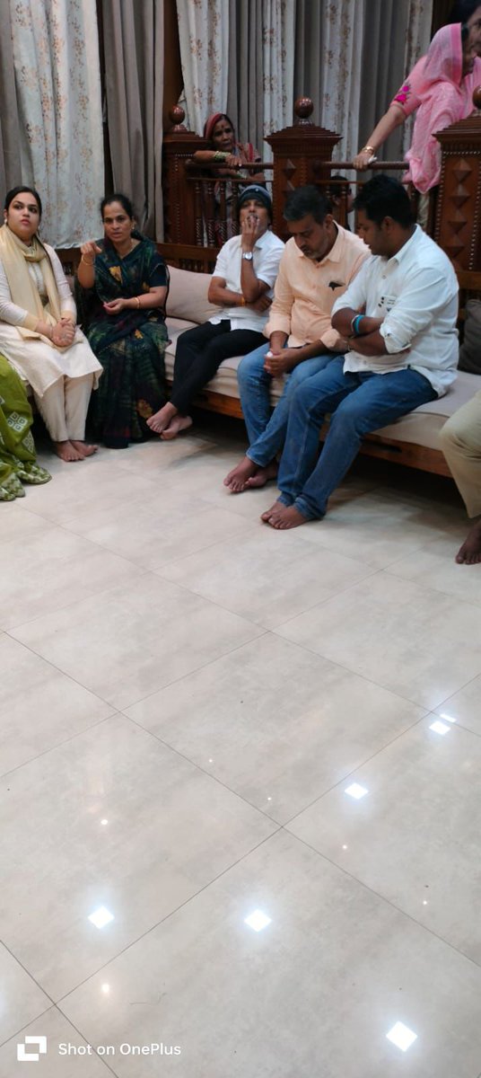 IYCMaha's tweet photo. महिला अत्याचार आणि हुंडाबळीच्या विरोधात युवक काँग्रेसचा एल्गार ! 

कै. वैष्णवीताई हगवणे-कसपटे यांच्या निवासस्थानी भेट देऊन त्यांना युवक काँग्रेसतर्फे श्रद्धांजली वाहण्यात आली. 

महाराष्ट्र प्रदेश युवक काँग्रेस या घटनेचा तीव्र निषेध करत असून, दोषींना कठोरातील कठोर शिक्षा व्हावी आणि पीडित कुटुंबाला न्याय मिळावा यासाठी आम्ही सदैव सोबत आहोत, याची हमी कसपटे कुटुंबियांना युवक काँग्रेस तर्फे पश्चिम महाराष्ट्र प्रभारी ऋत्विक धनवट यांनी दिली. 
या प्रसंगी राष्ट्रीय युवक काँग्रेस सचिव वैष्णवी जी किराड, शहर सचिव विनायक जी रौंदळे उपस्थित होते.

#Pune #VaishnaviHagavne #Maharashtra #MahaYouthCongress