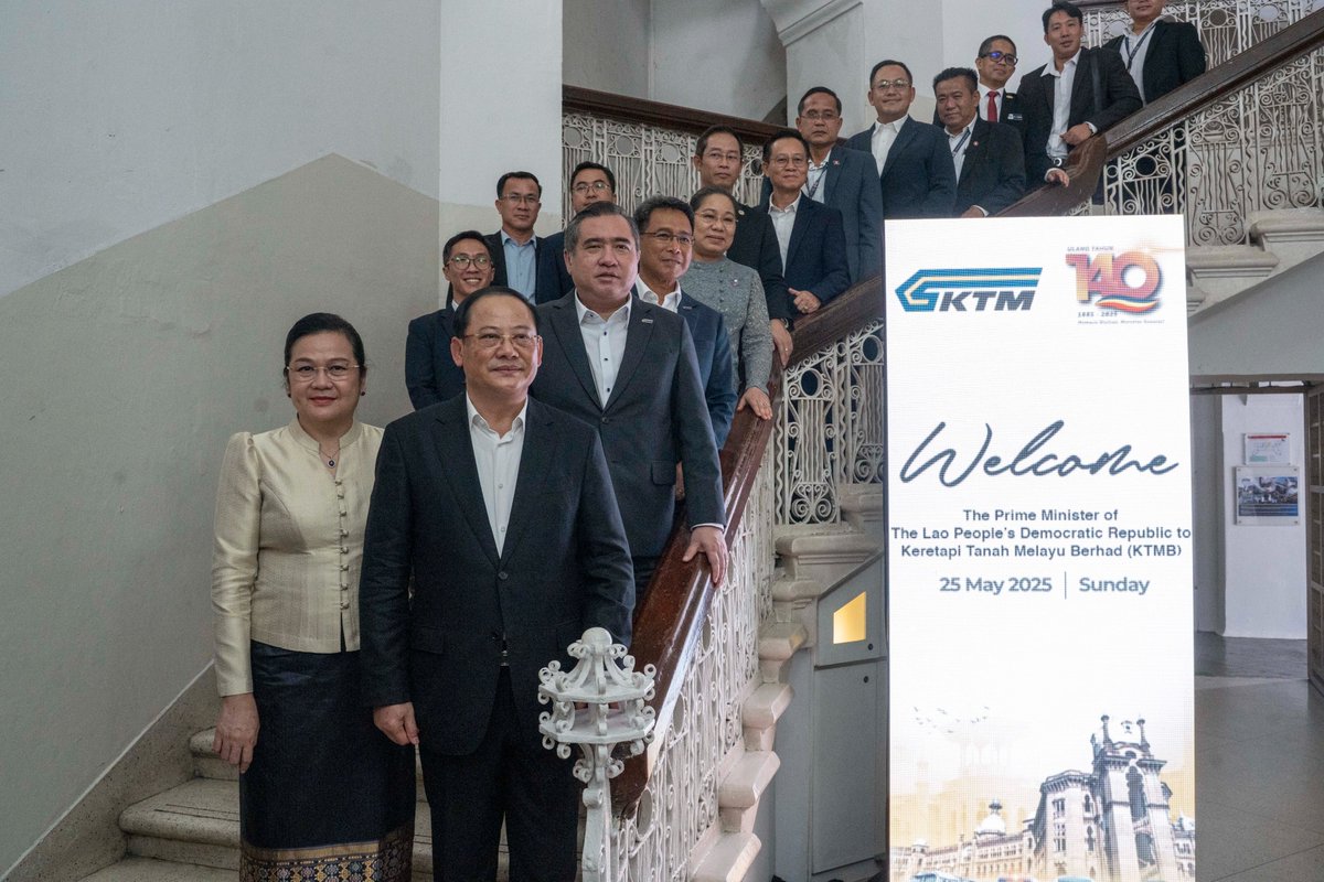 🇲🇾🇱🇦 MOT menyambut TYT PM Laos sempena Sidang Kemuncak ASEAN ke-46 di HQ KTMB.
Lawatan ini perkukuh kerjasama strategik rel serantau antara KTMB &amp; LNRSE ke arah kesalinghubungan mampan.

#MOTMalaysia #ASEANSummit2025
