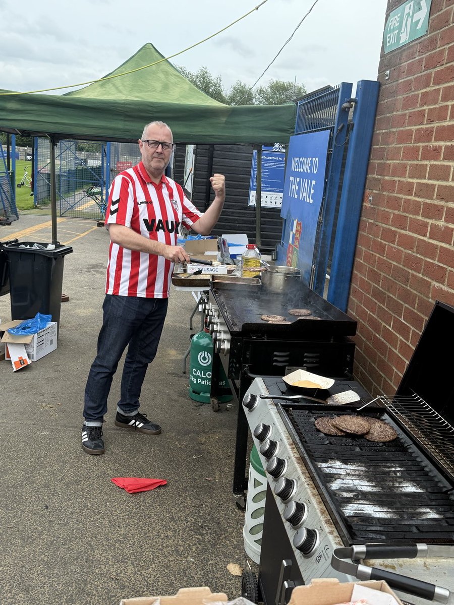 Yesterday after the match  we even let this Sunderland fan help last night on the BBQ 🍗