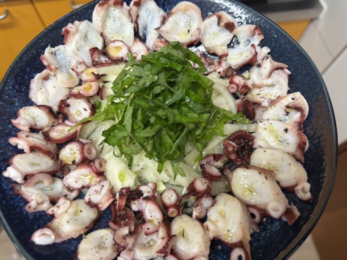 今日はタコのカルパッチョ！🐙

これは白かな🍾🤤

#キッチンドランカー部
