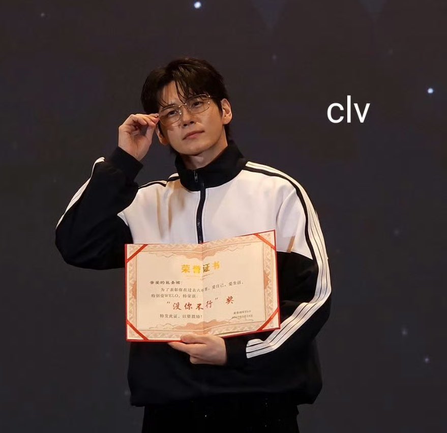 spinningwelo's tweet photo. He is so happy to get the prize
#ONGSEONGWU 
#옹성우 https://t.co/JVxeSFZ2hP