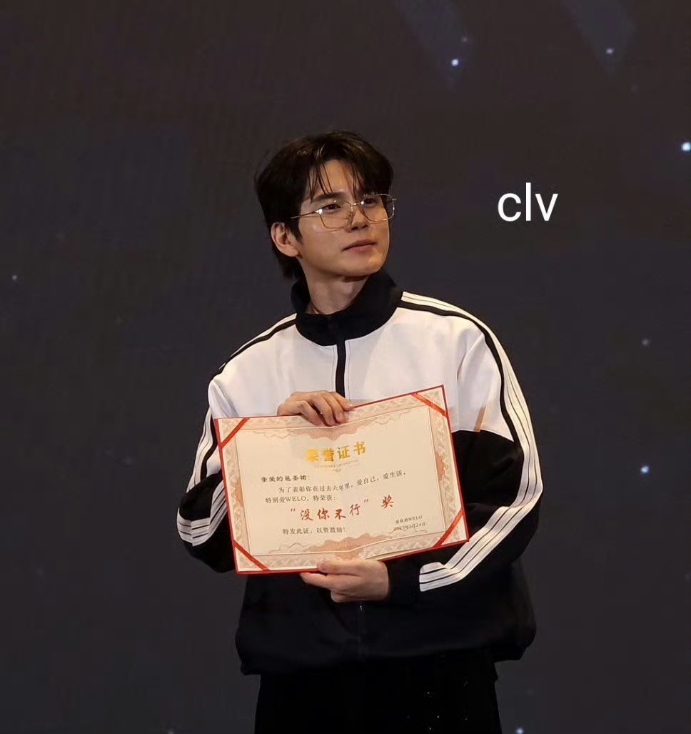 spinningwelo's tweet photo. He is so happy to get the prize
#ONGSEONGWU 
#옹성우 https://t.co/JVxeSFZ2hP