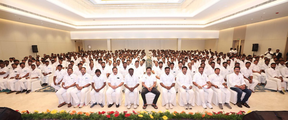 sunsuresherode's tweet photo. இன்று திருச்சியில் நடைபெற்ற கழக இளைஞர் அணி @dmk_youthwing -ன் ஆலோசனைக் கூட்டத்தில்  கழக இளைஞர் அணி செயலாளர் தமிழ்நாட்டின் துணை முதலமைச்சர் அண்ணன் உதயநிதி ஸ்டாலின் @Udhaystalin  அவர்கள் தலைமையில் இன்று பங்கேற்றோம்.

வெல்வோம் இருநூறு! படைப்போம் வரலாறு!! https://t.co/rlmH5TP9Lr