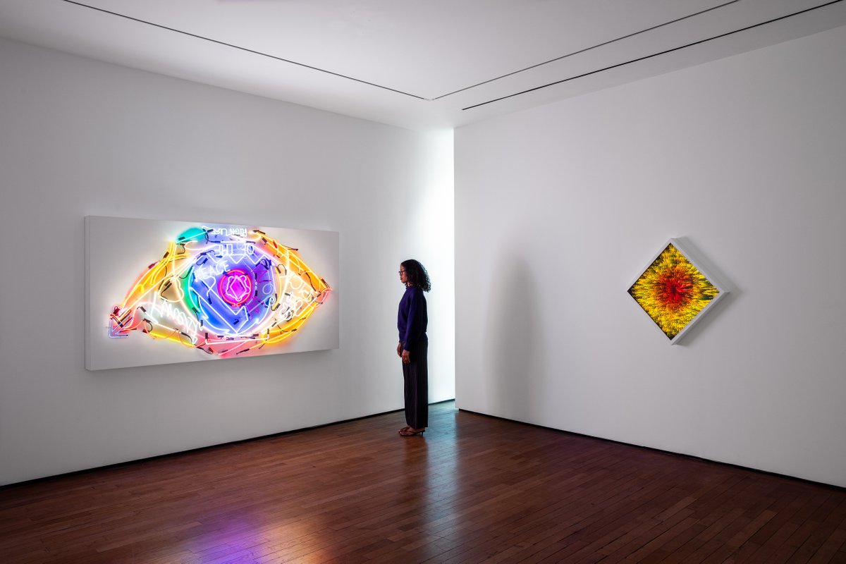 For the exhibition, Iván Navarro is displaying a series of 14 electric sculptures, which transform the space through hypnotic optical effects. Oscillating between celestial phenomena and reflections on power relations, Navarro offers an intense sensory and symbolic immersion.