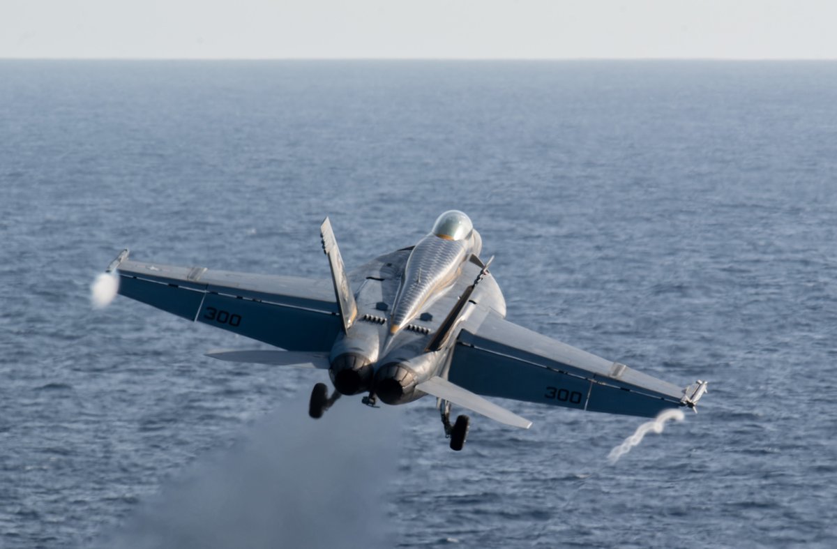 USNavy's tweet image. Sleek and swift.⚓
An F/A-18E Super Hornet, attached to Strike Fighter Squadron (VFA) 192, launches from the flight deck of USS Carl Vinson @CVN70 in the @CENTCOM area of responsibility.
#USNavy #Warfighting #ForwardDeployed