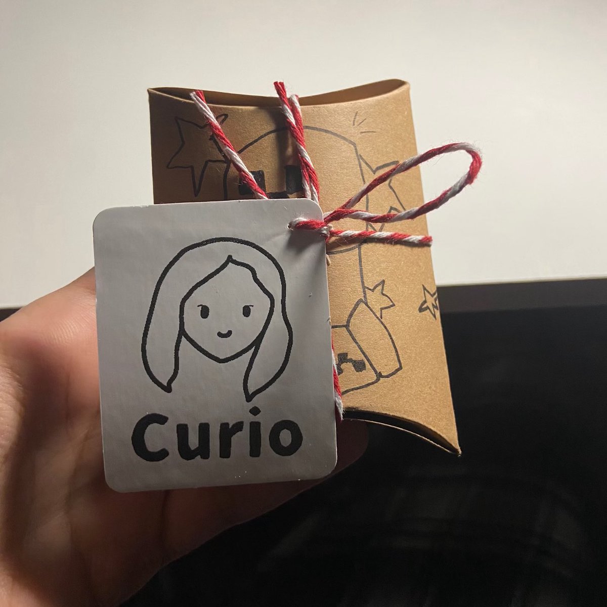 curiosell_'s tweet image. قررت ارسم على الباكينج😏