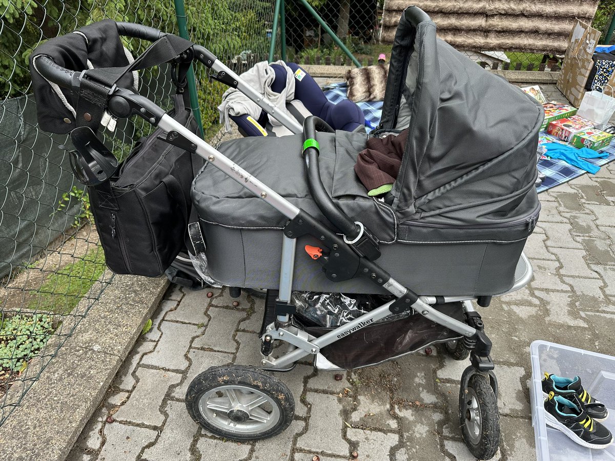 Kočárek stále volný! Cena dohodou (fakt se nebojte si říct).