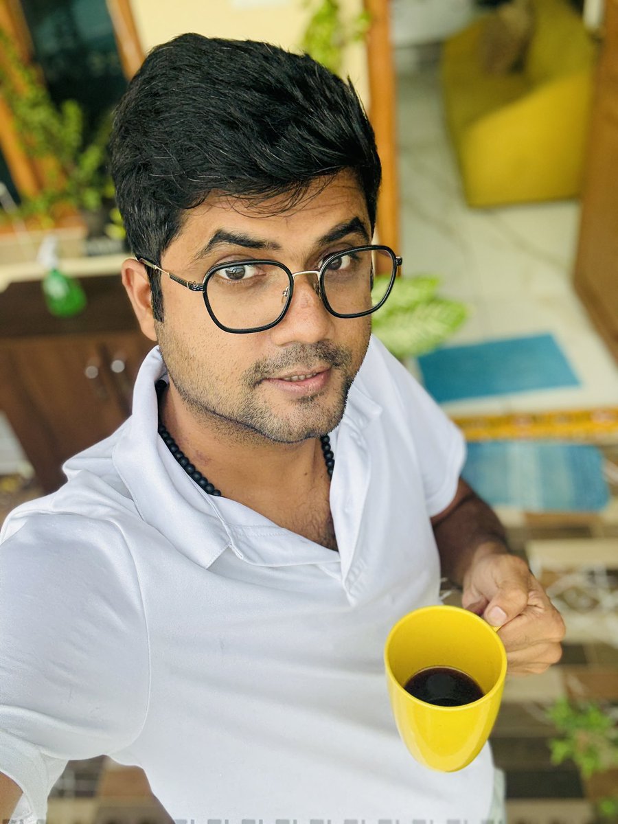 sunny5boy's tweet photo. #WhitTwitter or #YellowTwitter or #CoffeeTwitter : edhoakti quote cheyandi tweeples😜
** 🐷 la 🛌 , ippude lechi ☕️ thaguthunna plends
Climate is cool and coffee is hot , match made in sunny boys hand 🥳 https://t.co/RB2LQsHWPH