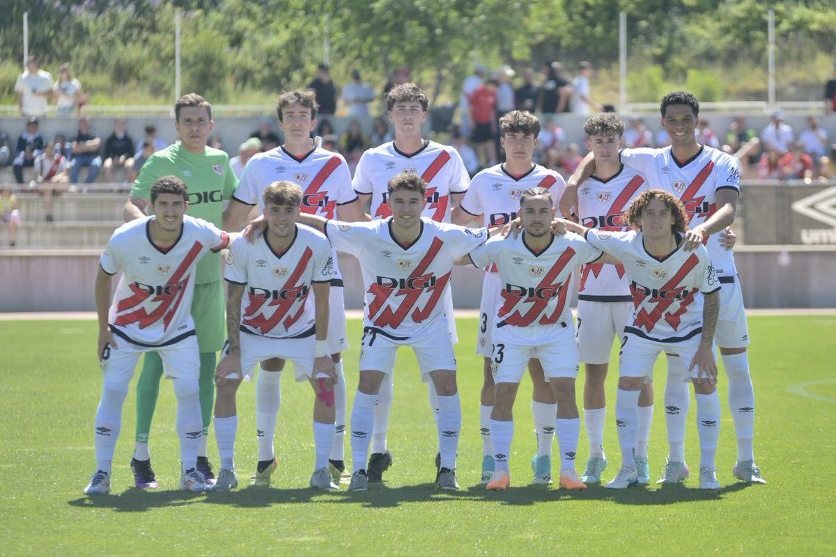 RayoVallecano's tweet photo. ⏹️ FINAL EN LA CIUDAD DEPORTIVA 

Rayo B 0️⃣
CD Galapagar 0️⃣

El Rayo B, que venció a domicilio (1-3), disputará la segunda ronda de los play-off de ascenso a Segunda RFEF 

#RayoBGalapagar ⚡️ #VamosRayoB https://t.co/B3h89TK8Te