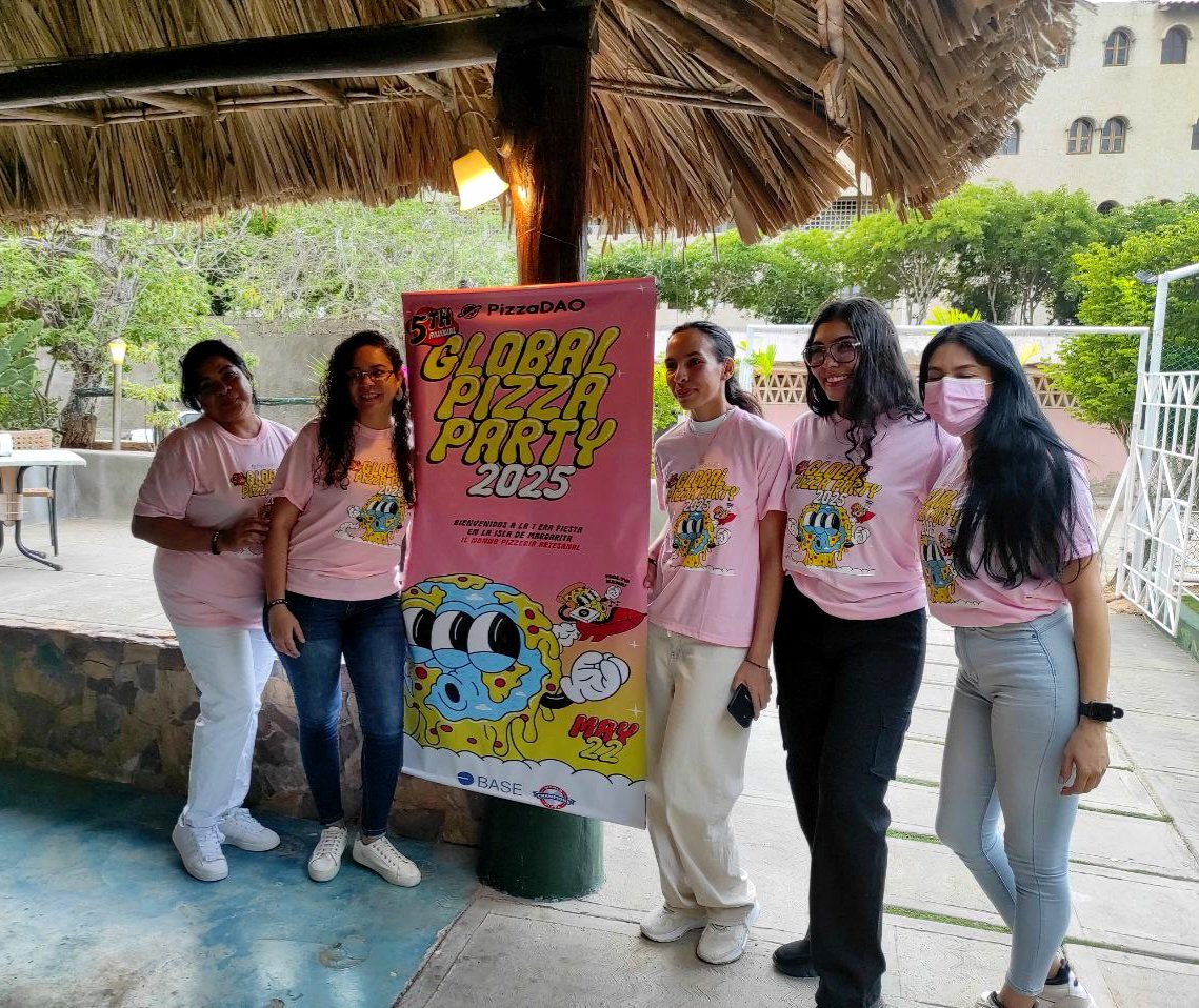 R_lathulerie's tweet photo. Sueños que se hacen realidad con trabajo,  dedicación, paciencia y mucho amor.
Este año Margarita dijo presente en el #bitcoinpizzaday con su primera #globalpizzaparty
Gracias, @Pizza_DAO y @DonMalbecc por el apoyo y la confianza.
#web3 #globalpizzaparty2025 https://t.co/oHc0LtnjBH