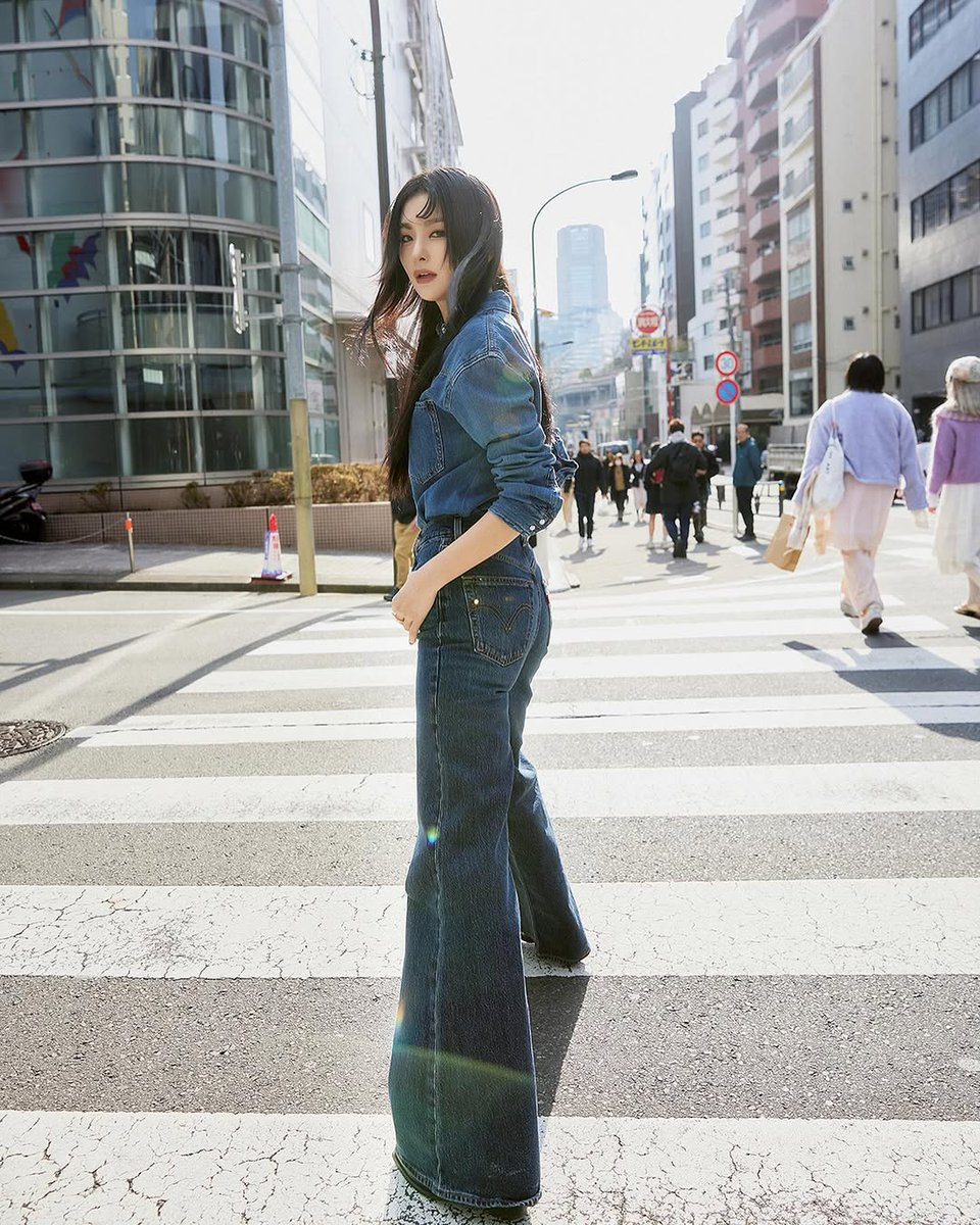sgeulgis's tweet photo. Tokyo at dusk, the city lights shimmering like stars, and my blue tab jeans, standing still against the tide of motion. https://t.co/R8Y8xG3NAK