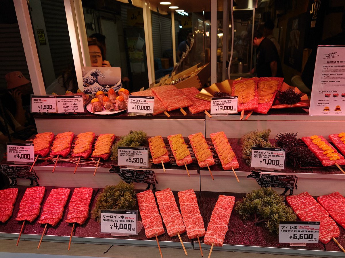 kuni_official's tweet photo. 訪れる人の80%は外国人の #築地場外市場
しかしお店に入って食べず、#TAKEOUT で日本の味を楽しんでました。
ツアーで、滞在時間が限られてるからでしょう。
という事で築地のテイクアウト価格を。
彼らは口を揃えて
#Reasonable #Cheap #NicePrice
と喜んでいました。
#築地 #市場 #海鮮 #寿司 #和牛 https://t.co/4InUAZoFyH