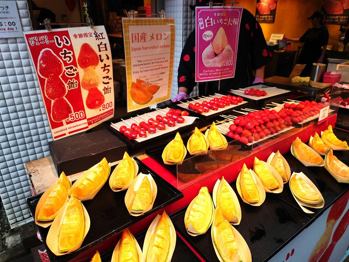 kuni_official's tweet photo. 訪れる人の80%は外国人の #築地場外市場
しかしお店に入って食べず、#TAKEOUT で日本の味を楽しんでました。
ツアーで、滞在時間が限られてるからでしょう。
という事で築地のテイクアウト価格を。
彼らは口を揃えて
#Reasonable #Cheap #NicePrice
と喜んでいました。
#築地 #市場 #海鮮 #寿司 #和牛 https://t.co/4InUAZoFyH