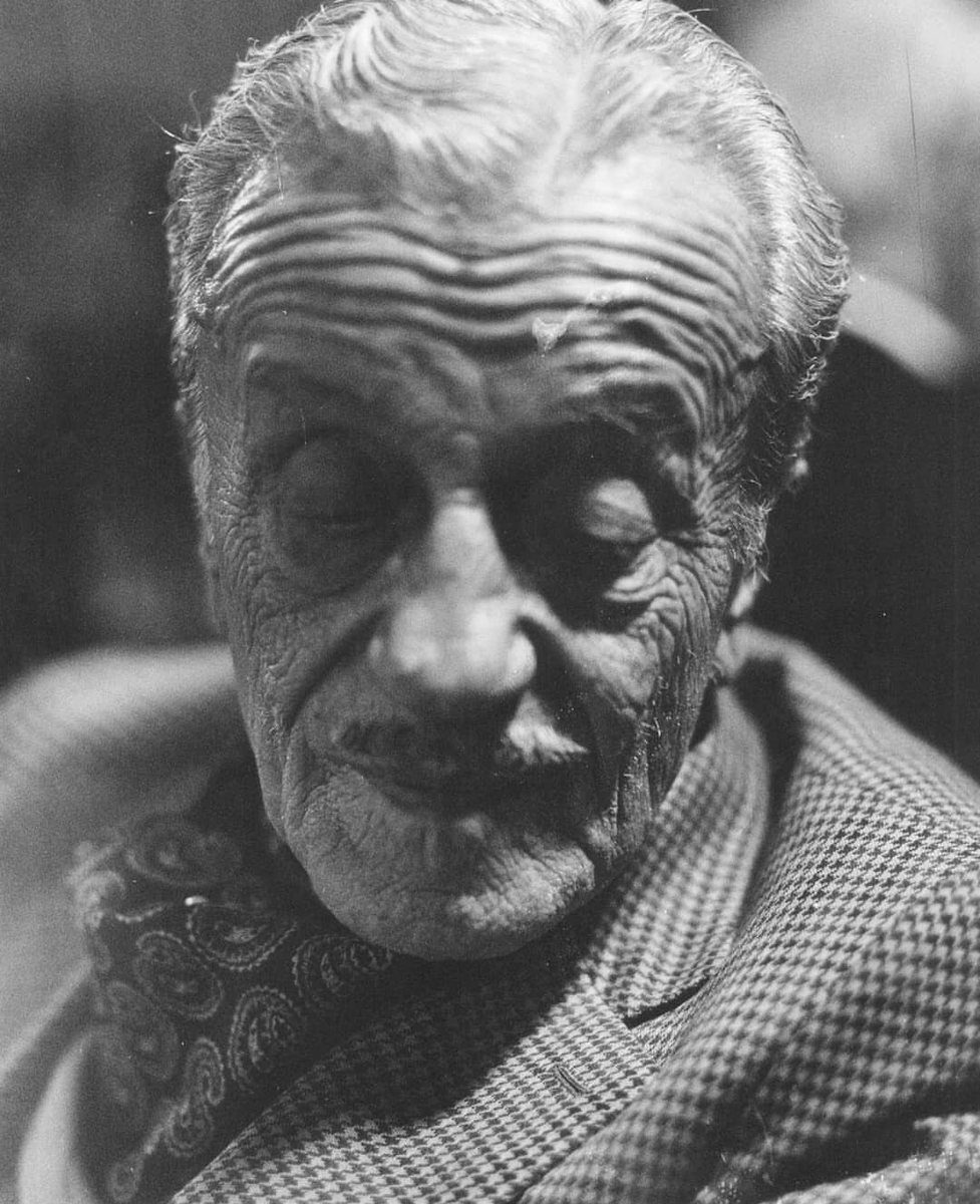 Necip Fazıl Kısakürek'i vefatının 42. yıl dönümünde rahmet ve saygıyla anıyoruz. 🌹