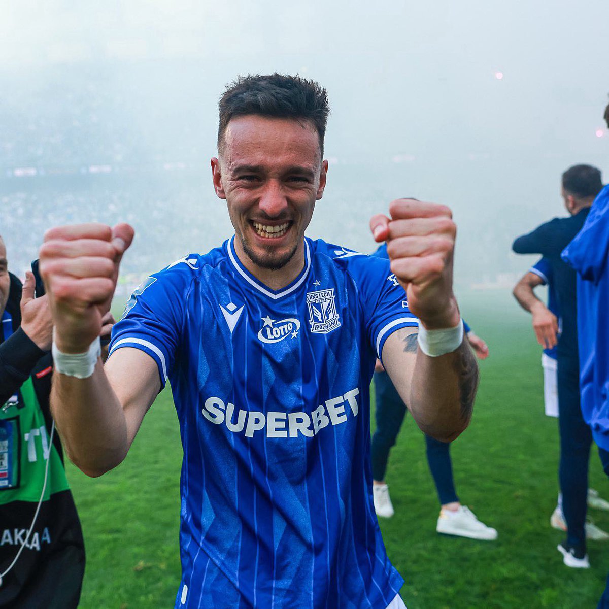 afonso_sousa10's tweet photo. What a season! Thank you for everything Poznan! 
The championship is at home! 
🔵⚪️🥇 https://t.co/agyaB9ohAc