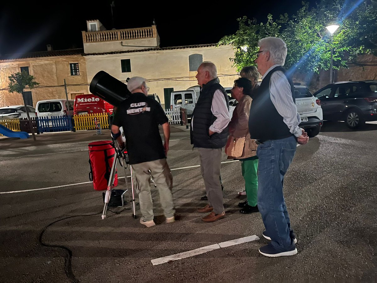 Imatges de l’observació astronòmica d’ahir vespre a @ajsant_joan . Gràcies a tot el públic per participar a la xerrada i a la plantada.