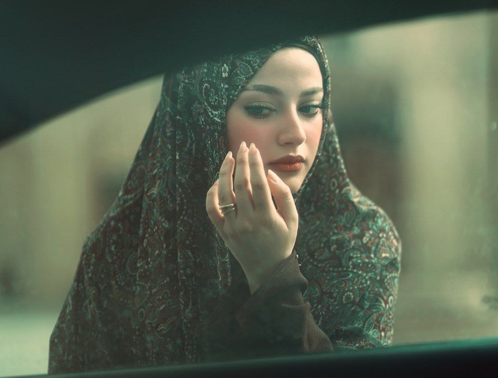 الطَعنة التوجعَك مو مِن بشر مَكروه
مِن ذَاك العَزيز الروحَك تريدَه .