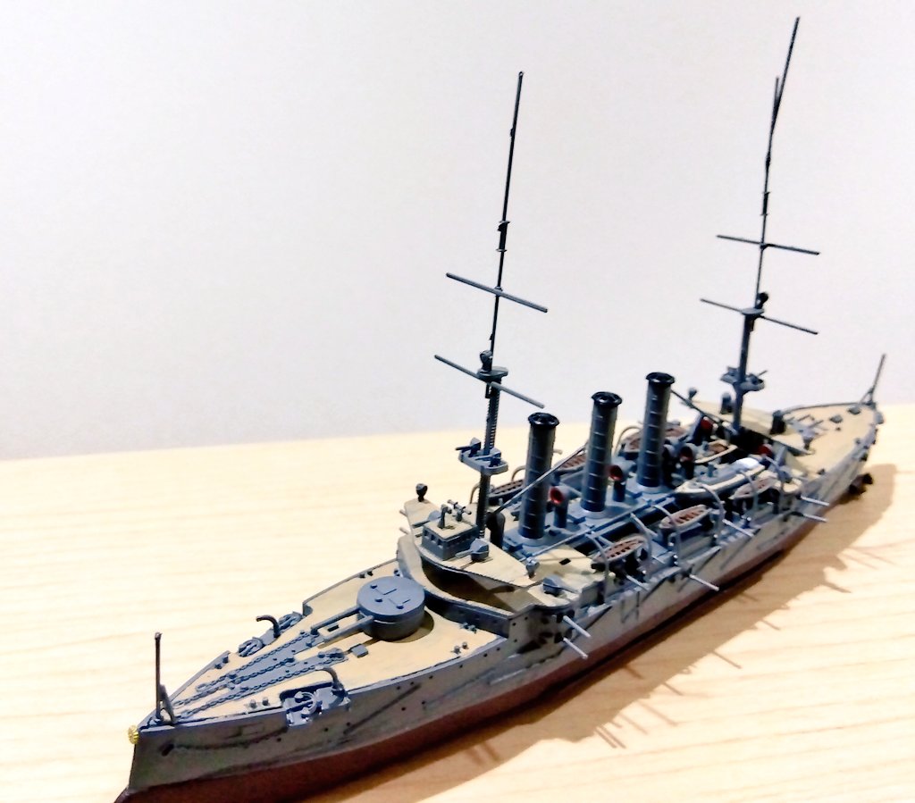フォーサイトの1/700スケールの一等巡洋艦出雲が完成しました。マストが折れたりジブクレーンが折れたりとアクシデントが尽きない艦でした。＃ホビコレ写真館