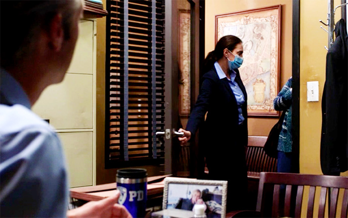 rollinsxcarisi's tweet image. The way that Rollins/Jesse pic first ended up on Carisi's desk before they were even dating in s22 and popped up again in s26 after they were married🥹 #svu #rollisi