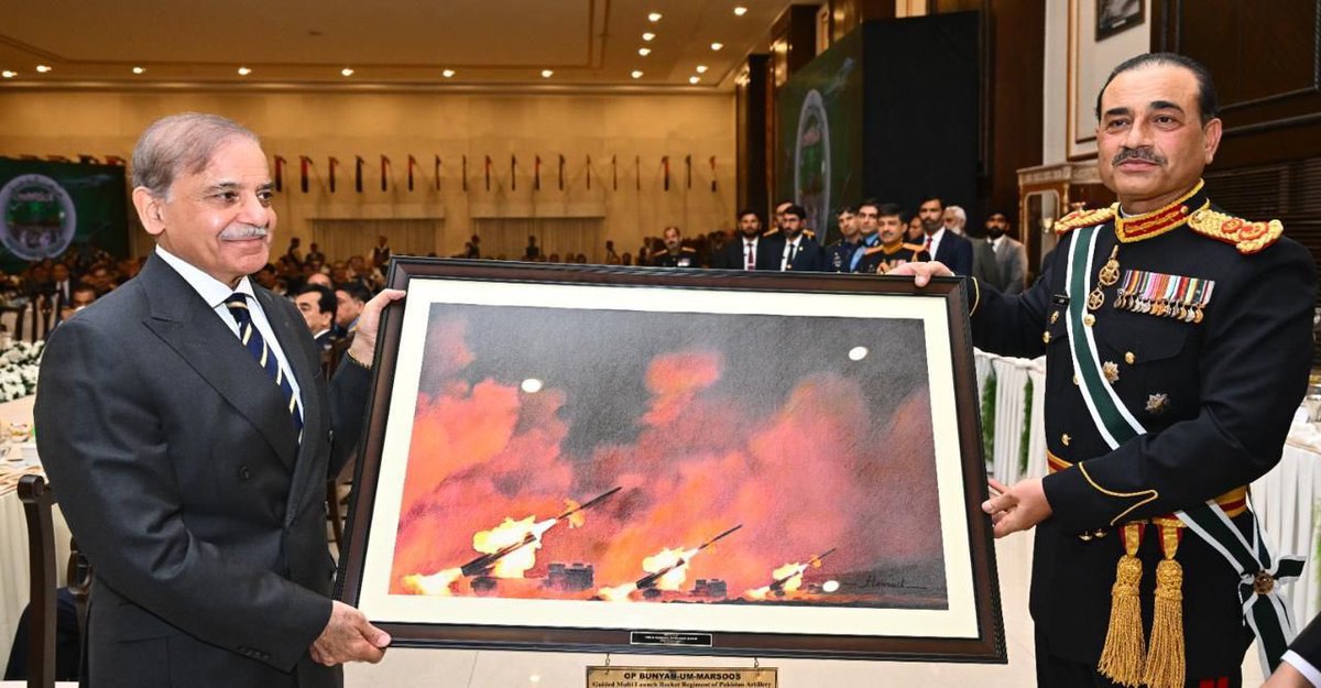 SolankySrinivas's tweet photo. Pakistan just hit a new low in military cosplay.

PM @CMShehbaz gifts Gen. Asim Munir a Chinese rocket drill photo from 2019, claiming it’s Operation Bunyad-ul-Marsus.

When your “victories” need stock images from Beijing: it’s not strategy, it’s national embarrassment. https://t.co/CfbDJKgoRG