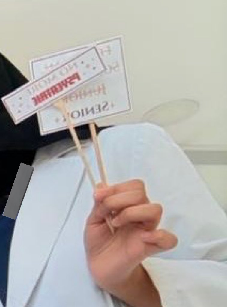 llijn5's tweet image. Guess who became SENIORS!!