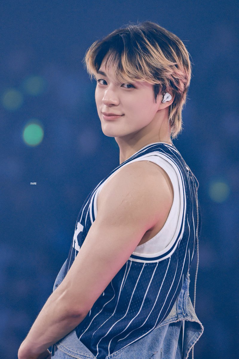 caelestial_'s tweet image. he owns my whole heart