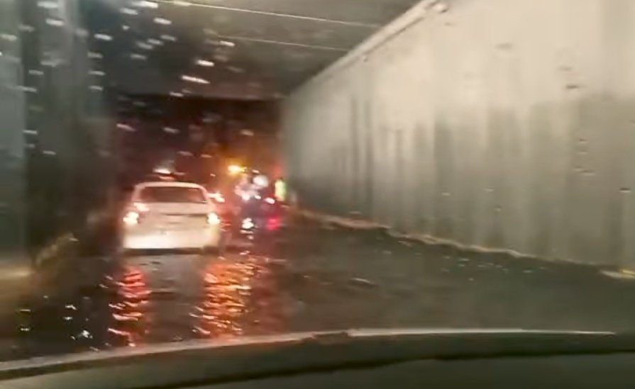 VivaSinpartido's tweet image. 7000 MDP costó la obra, presumieron sistema de bombeo, cárcamos, etc... Se les dijo....se atrevieron a construir deprimidos sabiendo que Qro. Se inunda. una lluvia ligera y .... Que pasará cuando se trate de una tormenta que dure horas? 
#P5F @makugo