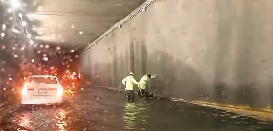 VivaSinpartido's tweet image. 7000 MDP costó la obra, presumieron sistema de bombeo, cárcamos, etc... Se les dijo....se atrevieron a construir deprimidos sabiendo que Qro. Se inunda. una lluvia ligera y .... Que pasará cuando se trate de una tormenta que dure horas? 
#P5F @makugo
