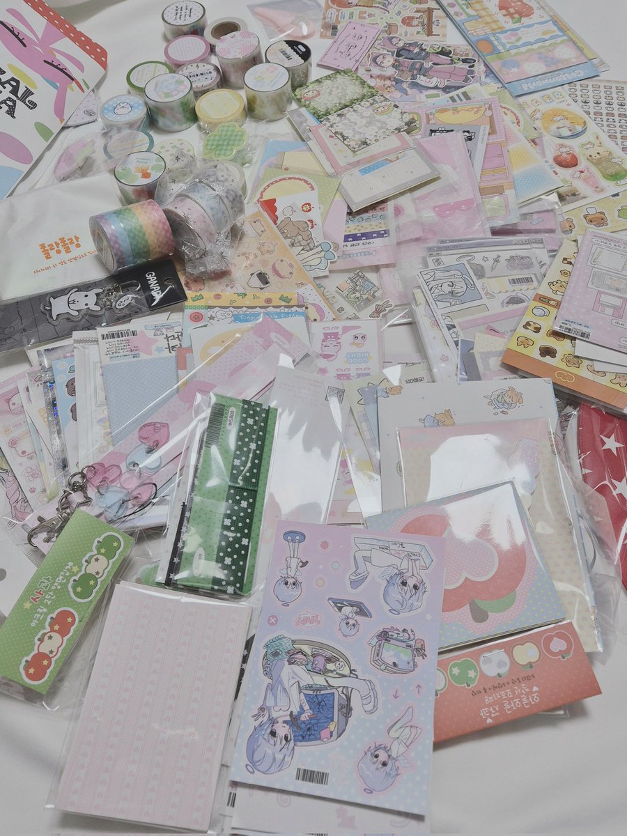 닷닷닷4 !! 
그래도 조금 샀다고 생각했는데 집에 와서 쏟아보니... 
간식과 선물주신 것들도 넘 감사합니다 ... ♡ 가나디 키링이 넘 귀엽워요.... 🥹