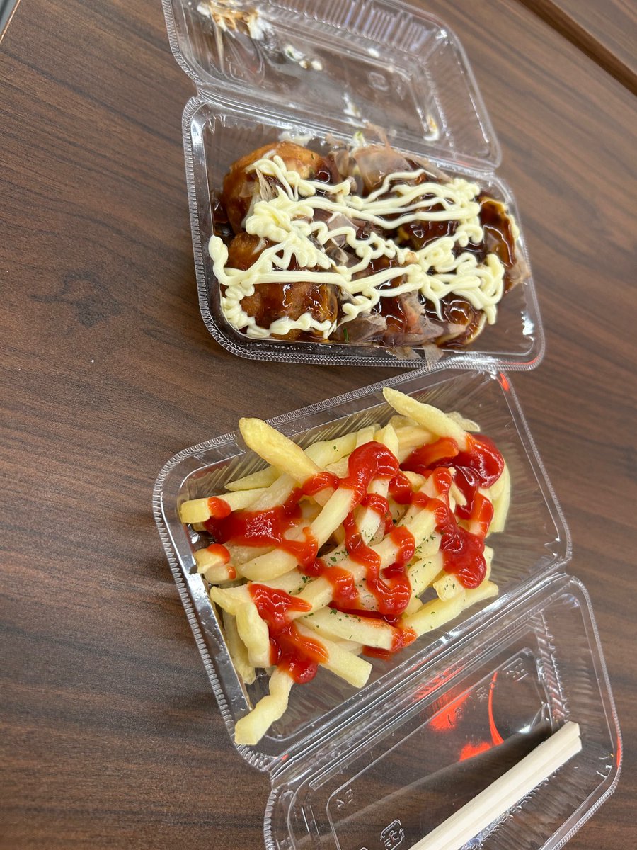 万博の飯が高いとのレビューもあったけどやはりそんなことはなく、全体的に観光地やテーマパークとしては適正な価格。

何ならフードコートはかなり安く、たこ焼き、ポテト、唐揚げは200円で食べれた。
