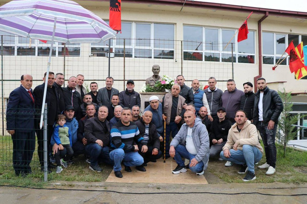 Додека се олади кафево, чекам институционална реакција на диво поставениот Учк споменик во училиштето во Сарај ☕️
<a href="/JanevskaVesna/">Vesna Janevska</a> <a href="/mvr_javnost/">Министерство за внатрешни работи</a>