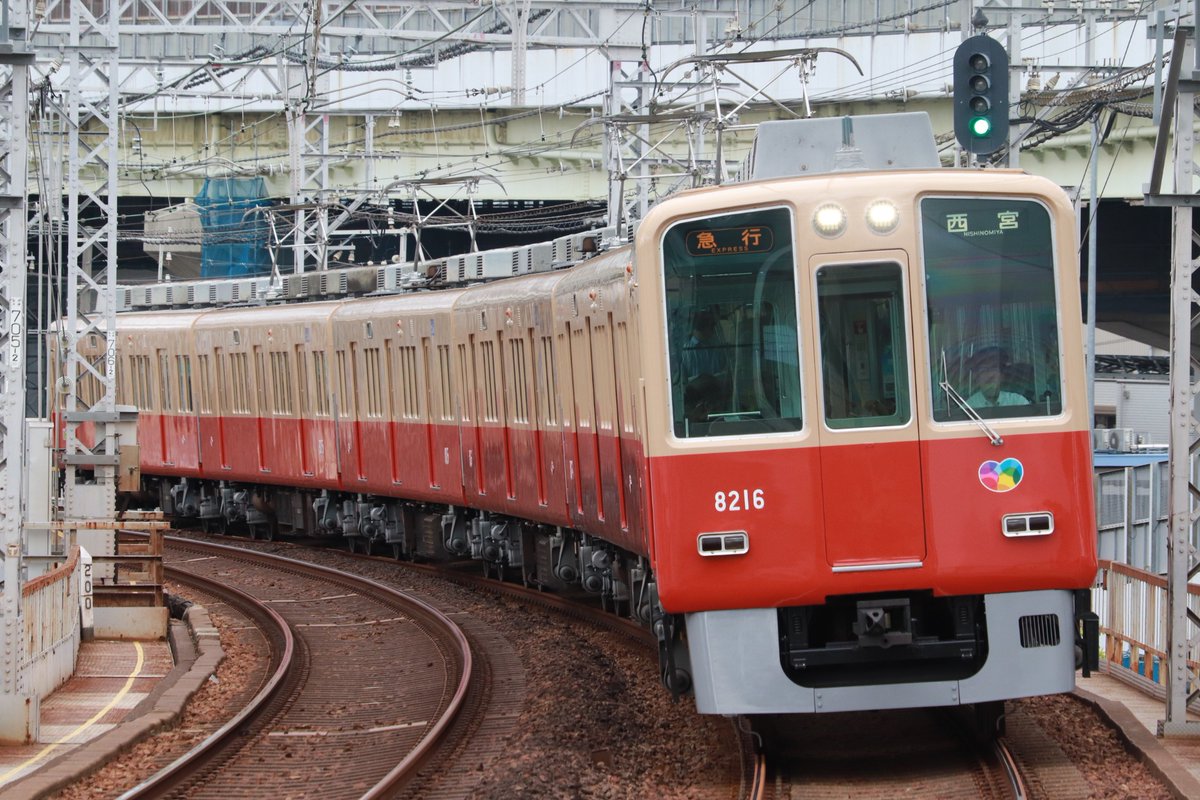 r980sz9's tweet photo. ＃阪神電車
＃赤胴車
リハビリを兼ねて10年ぶりに復活した阪神8000系赤胴車
心の中で「これ、これ、これーーー！」と言っていました。
大物駅で被られましたが相手がTHE阪神電車の8502号だったのでこれでよしと思いました。 https://t.co/bTrfgqGD31