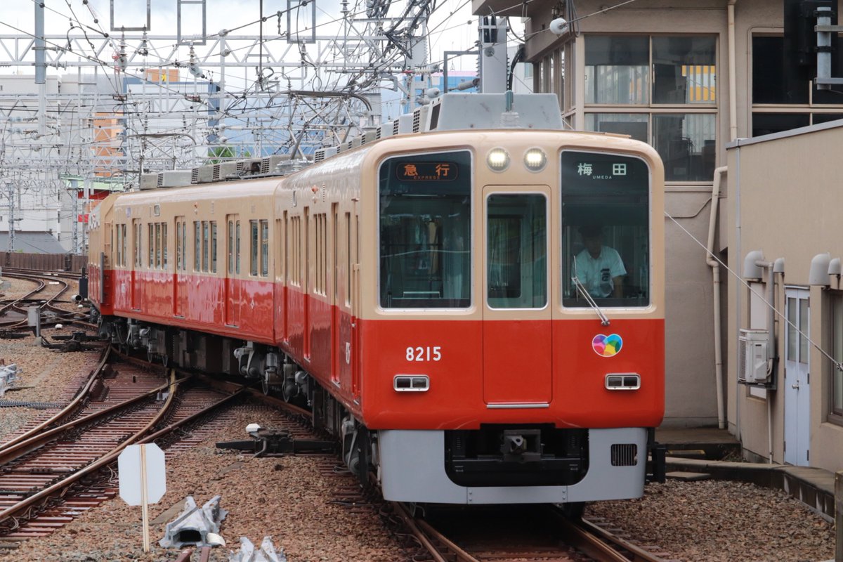 r980sz9's tweet photo. ＃阪神電車
＃赤胴車
リハビリを兼ねて10年ぶりに復活した阪神8000系赤胴車
心の中で「これ、これ、これーーー！」と言っていました。
大物駅で被られましたが相手がTHE阪神電車の8502号だったのでこれでよしと思いました。 https://t.co/bTrfgqGD31