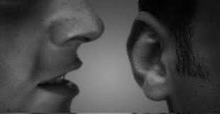 大学生的精神堕落了，那么，大学老师的精神如何呢？
中国大学的每个班，都安有两名信息联络员，来监督老师在课堂上的言行。承担这项“特殊任务”的人，身份是秘密的。这个“特务”究竟是谁？学校不知道，老师更不知道。
据说，这些“特务”，是由学校的主管部门直接安排、单线联系。