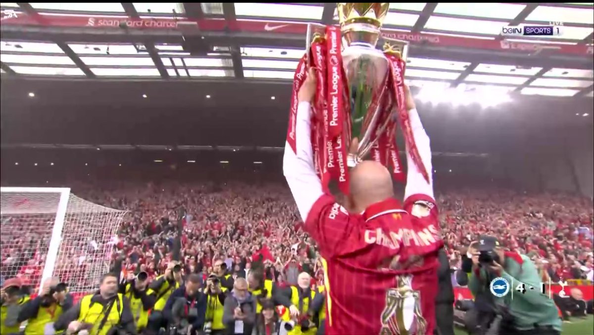 ARNE SLOT LIFTS THE PREMIER LEAGUE TROPHY 🏆