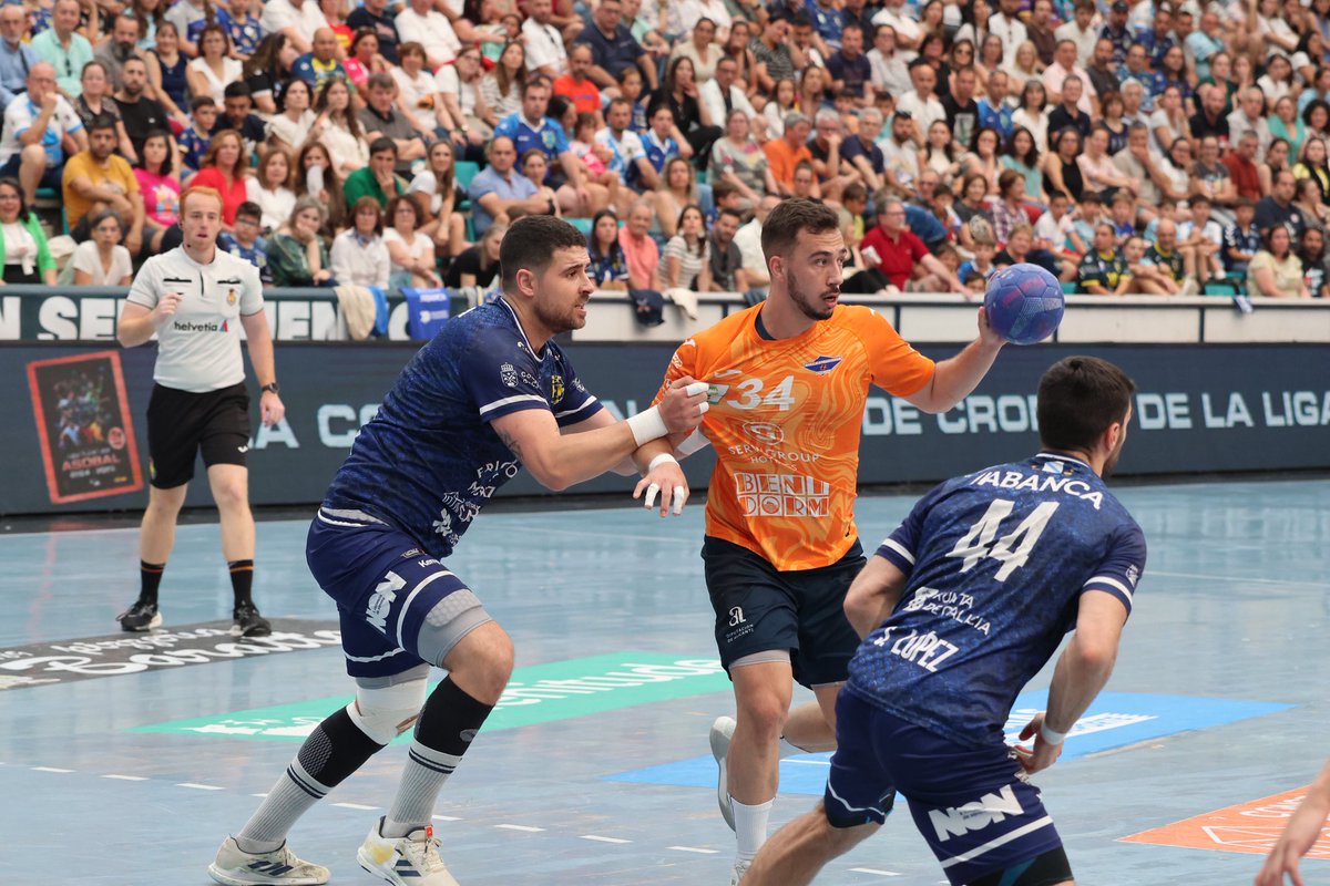 ASOBAL's tweet image. 🔵🟠 @bmbenidorm tira de orgullo y protagoniza una victoria balsámica en su visita a @balonmancangas (29-30) 

✅ Los alicantinos suman 17 puntos y siguen vivos en la lucha por la salvación antes del último duelo ante @BalonmanoNava 

📸 Raúl Fonseca 

#️⃣ #EscuelaDeTalento