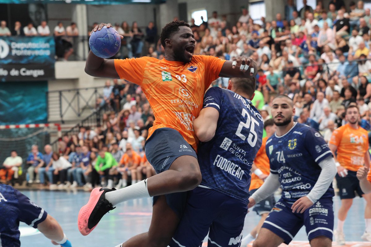 ASOBAL's tweet image. 🔵🟠 @bmbenidorm tira de orgullo y protagoniza una victoria balsámica en su visita a @balonmancangas (29-30) 

✅ Los alicantinos suman 17 puntos y siguen vivos en la lucha por la salvación antes del último duelo ante @BalonmanoNava 

📸 Raúl Fonseca 

#️⃣ #EscuelaDeTalento