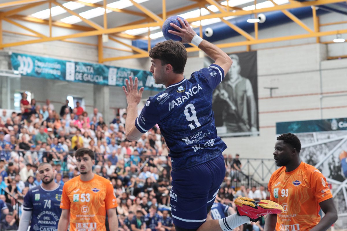 ASOBAL's tweet image. 🔵🟠 @bmbenidorm tira de orgullo y protagoniza una victoria balsámica en su visita a @balonmancangas (29-30) 

✅ Los alicantinos suman 17 puntos y siguen vivos en la lucha por la salvación antes del último duelo ante @BalonmanoNava 

📸 Raúl Fonseca 

#️⃣ #EscuelaDeTalento