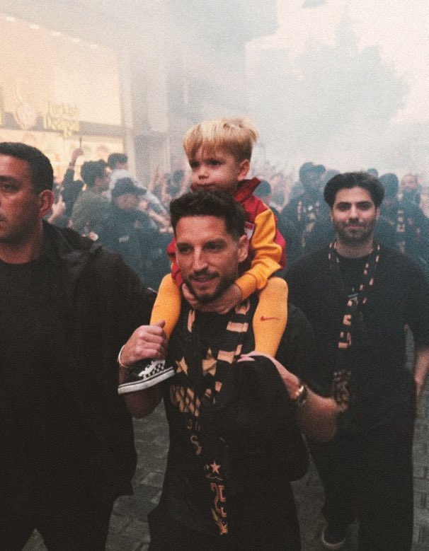 Bu muhteşem baba&amp;oğul fotoğrafına ve Mertens’in vedasını bir şiir bırakayım buraya: 

Yeni bir ülke bulamazsın,
başka bir deniz bulamazsın. 
Bu şehir arkandan gelecektir.
Sen gene aynı sokaklarda dolaşacaksın.
Aynı mahallede kocayacaksın; 
aynı evlerde kır düşecek saçlarına.