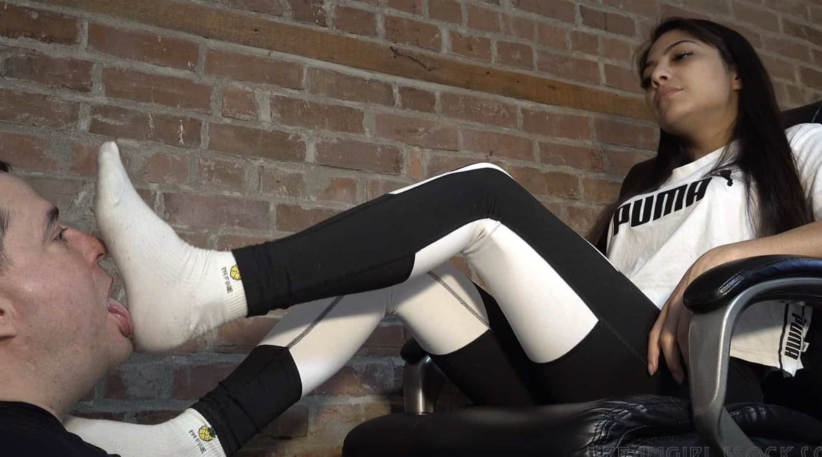 Dolores's Post Workout Session
 - 
Dolores is for sure one of my favorite dreamgirls since she really enjoys dominating a man at her feet, and she really enjoys doing it! On top of that, her feet are always supe...
 - 
genuinetickling.com/produit/dolore…
