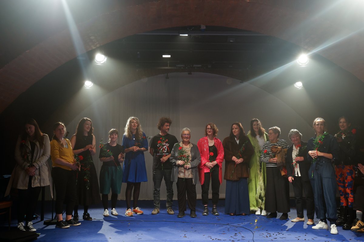 Slovensko mladinsko gledališče (@mladinskotheatr) on Twitter photo ✨ Nekaj foto utrinkov iz sinočnje premiere 55. ČLEN v režiji Tjaše Črnigoj in z izvrstno četverico igralk — Tamaro Avguštin, Anjo Novak, Katarino Stegnar in Mirando Trnjanin, ki so skupaj z režiserko pripravile tudi scenarij za uprizoritev.
🗓️26., 27. & 28. 5.
<a href="/Mediaspeed_net/">Mediaspeed.net</a> ✨ Nekaj foto utrinkov iz sinočnje premiere 55. ČLEN v režiji Tjaše Črnigoj in z izvrstno četverico igralk — Tamaro Avguštin, Anjo Novak, Katarino Stegnar in Mirando Trnjanin, ki so skupaj z režiserko pripravile tudi scenarij za uprizoritev.
🗓️26., 27. & 28. 5.
<a href="/Mediaspeed_net/">Mediaspeed.net</a>